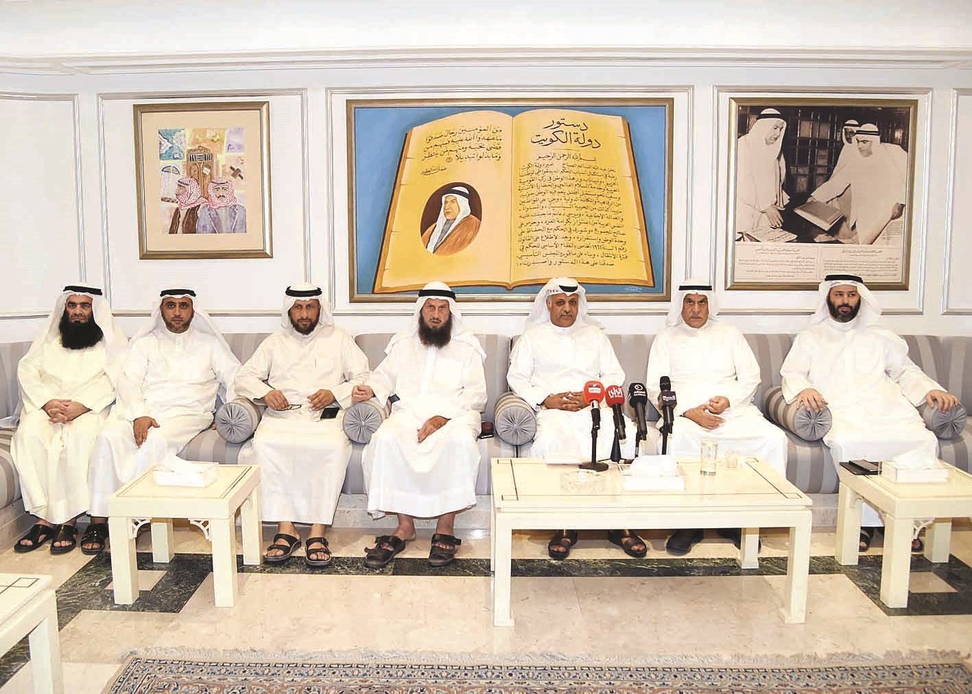 السعدون يتوسط الدكتور محمد الهيفي وأعضاء الأغلبية