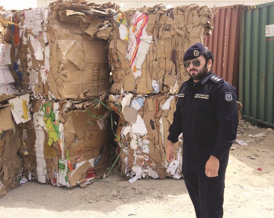 ضابط يعاين موقعاً للتخزين العشوائي