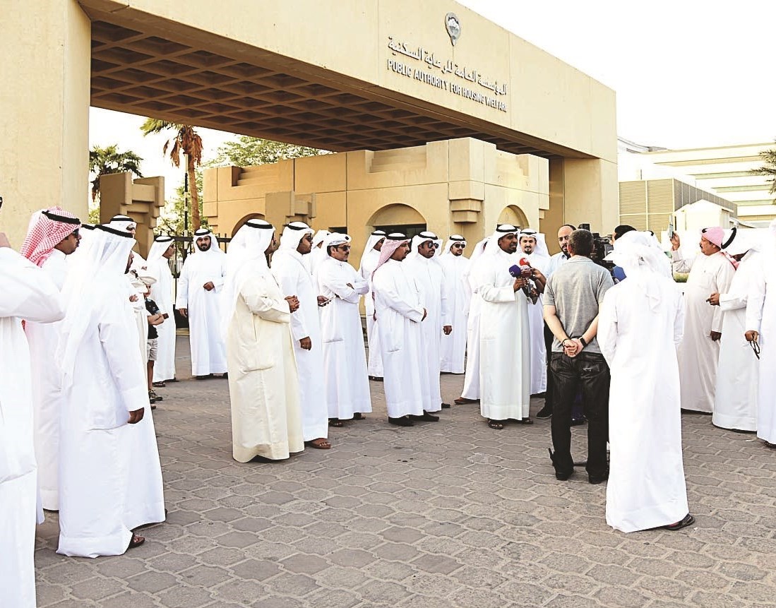 اعتصام المواطنين أمام المؤسسة (تصوير زكريا عطية)