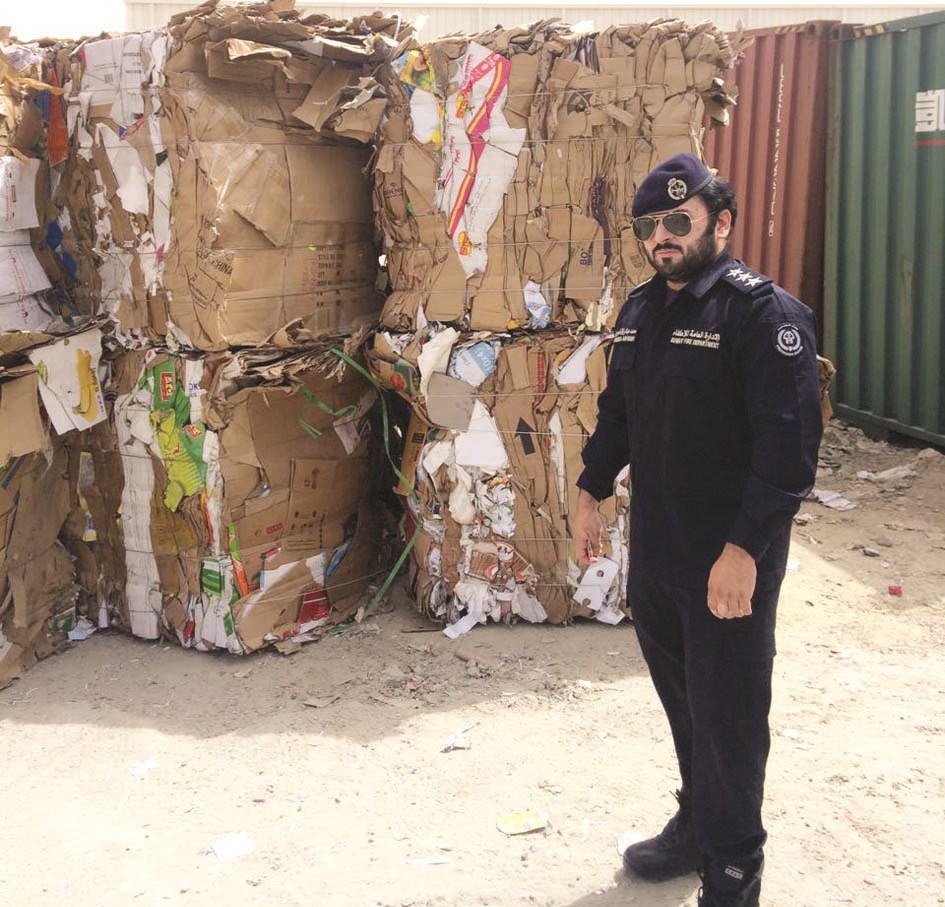 ضابط يعاين موقعاً للتخزين العشوائي