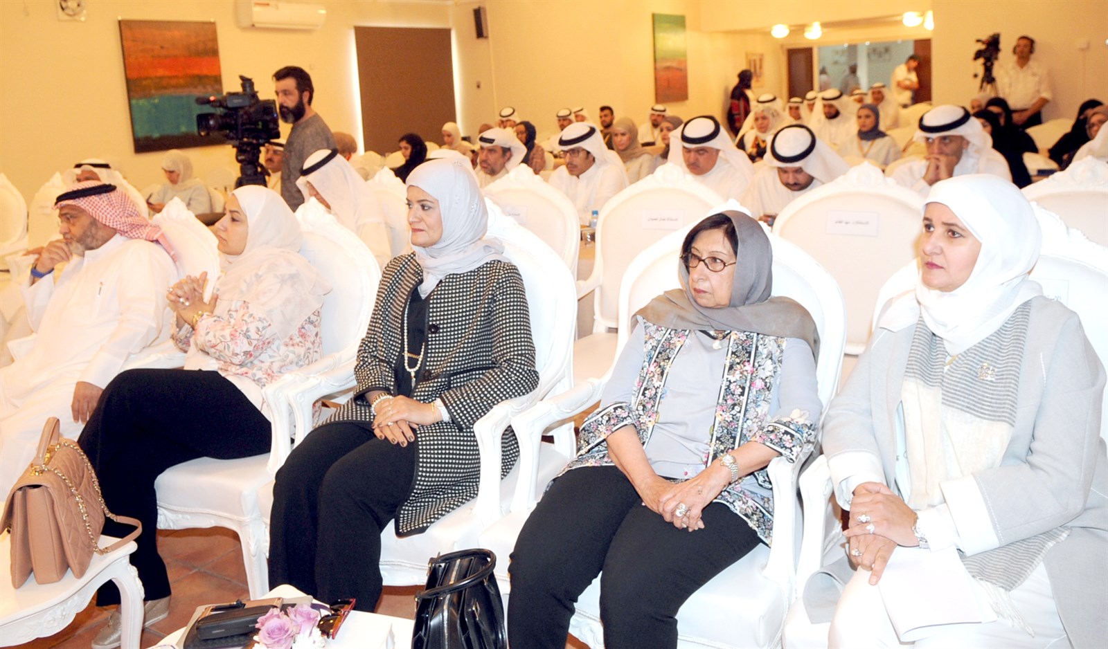 u062cu0627u0646u0628 u0645u0646 u0627u0644u062du0636u0648u0631 (u062au0635u0648u064au0631 u0643u0631u0645 u0630u064au0627u0628)