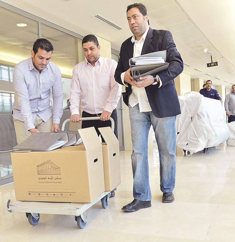 سكرتاريا النواب يواصلون حزم أغراضهم من المجلس