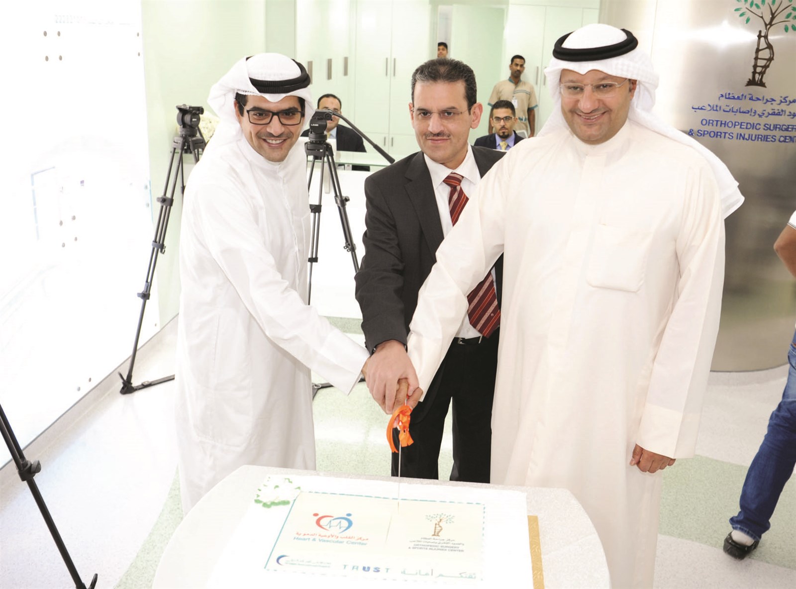 وزير الصحة والمطوع والناهض يقطعون قالب حلوى احتفالا بالتوسعات