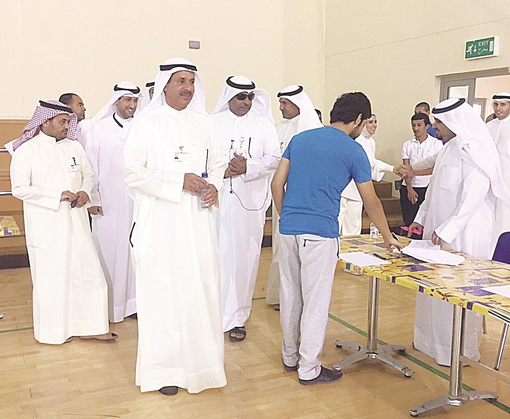 الأثري متفقدا إحدى اللجان