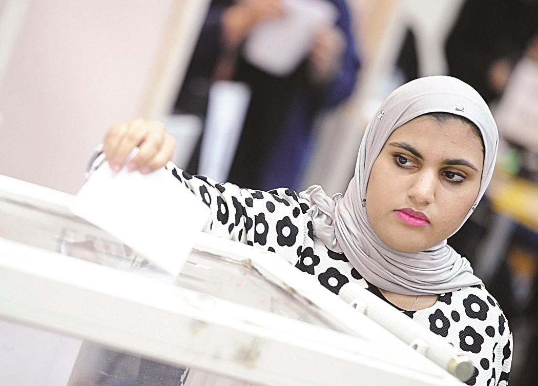 طالبة تضع ورقتها في الصندوق (تصوير زكريا عطية)