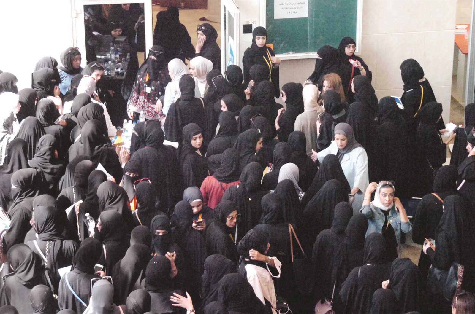 إقبال كثيف من الطالبات في التربية الأساسية بنات