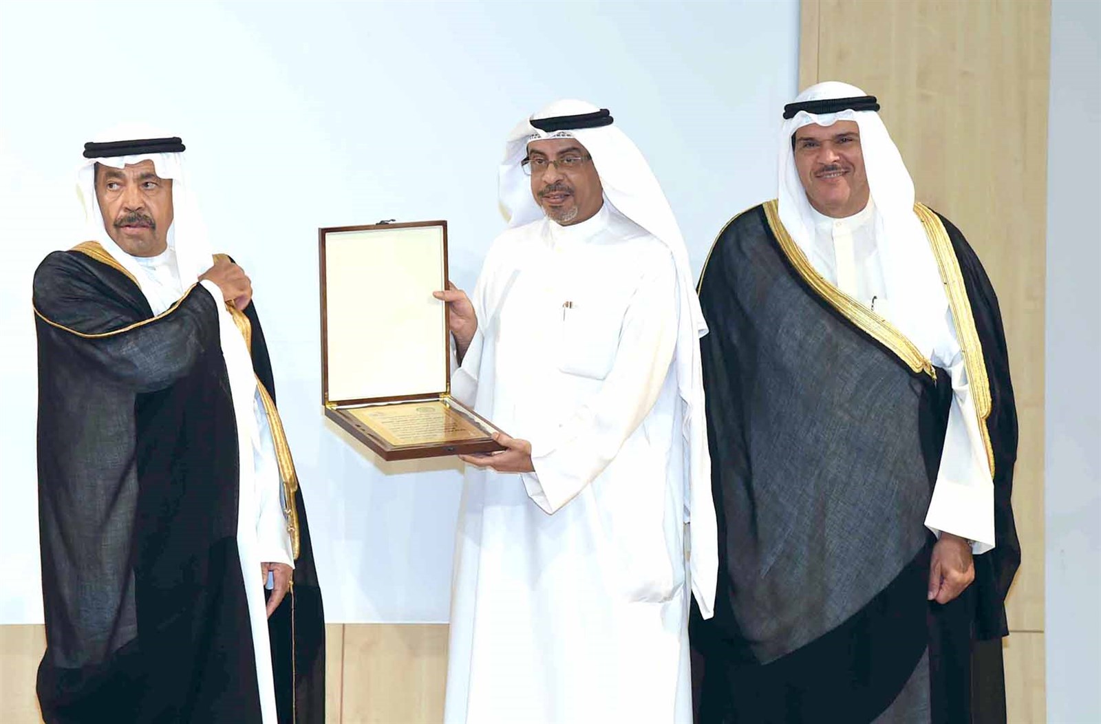 ... وخالد عبدالقادر الرشيد يتسلم درع عبدالعزيز الرشيد