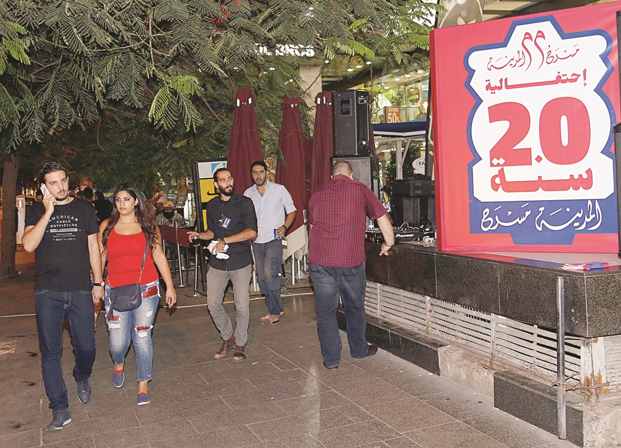 أجواء الاحتفال عند مدخل «مسرح المدينة»