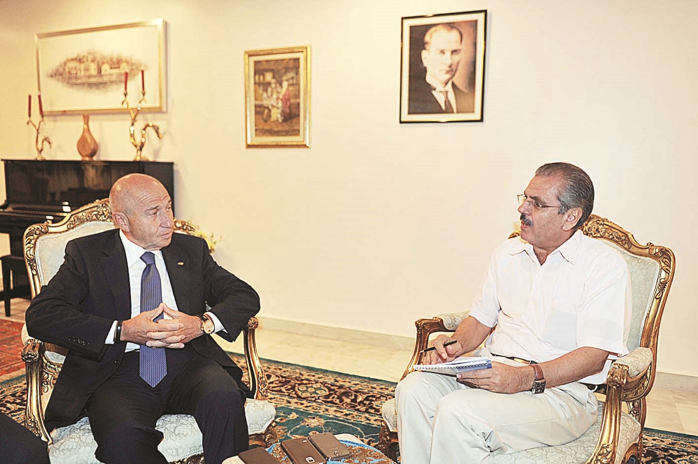 أوز دامير متحدّثاً للزميل محمد الجاموس