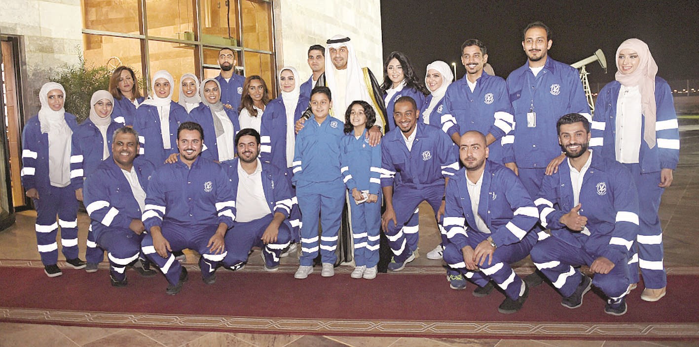 الصالح مع القائمين على المعرض