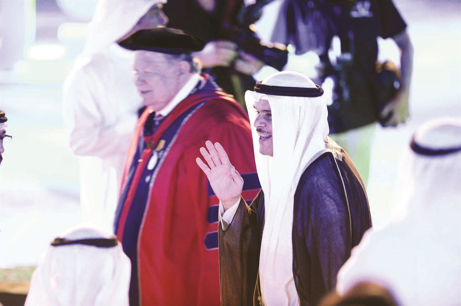 سلمان الحمود محيياً الخريجين خلال الحفل