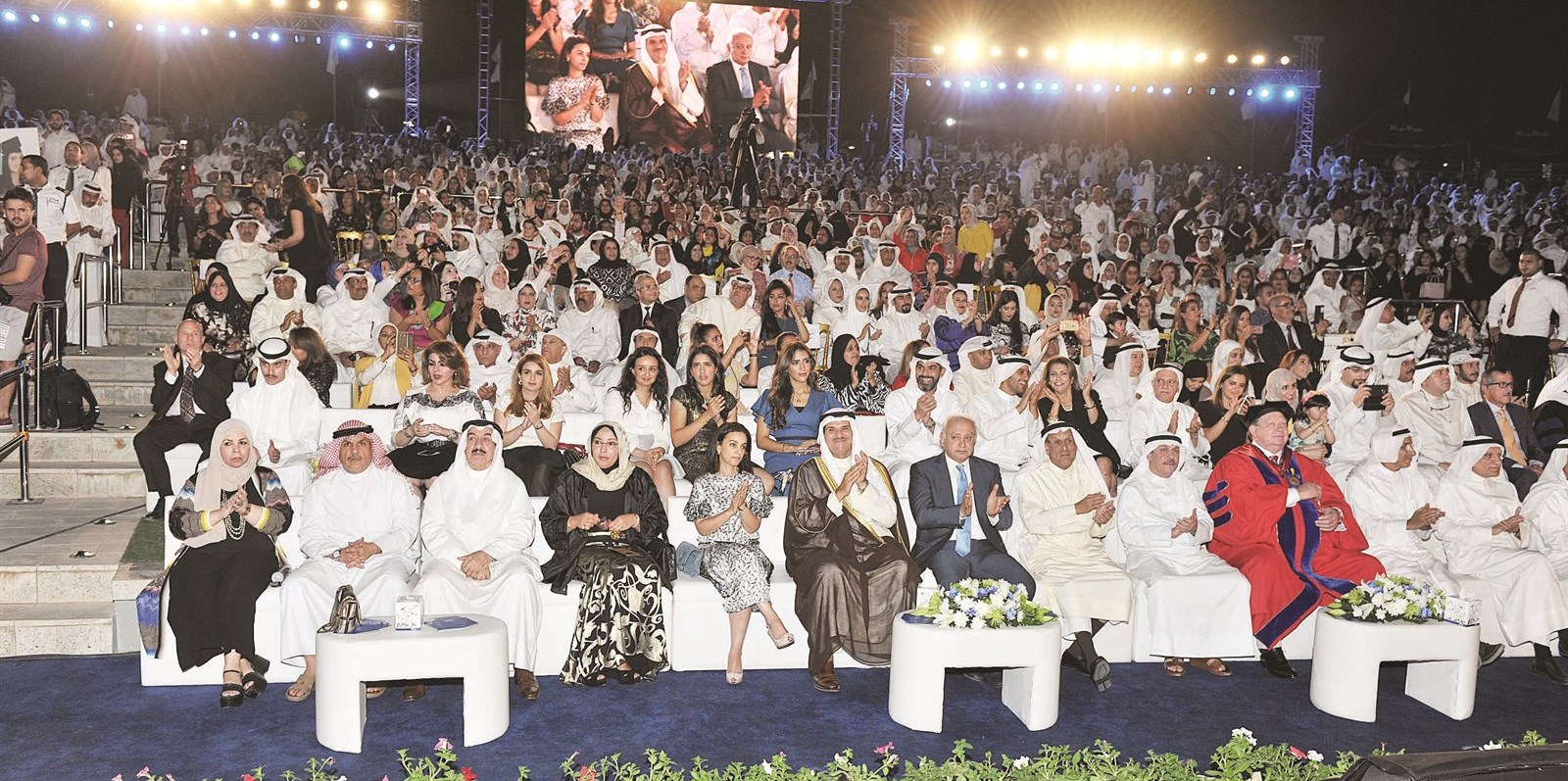الحضور يتابعون فقرات الحفل