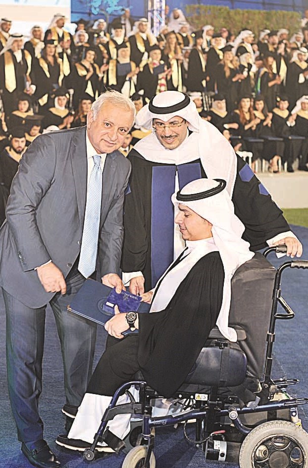 ... ومكرماً أحد الخريجين