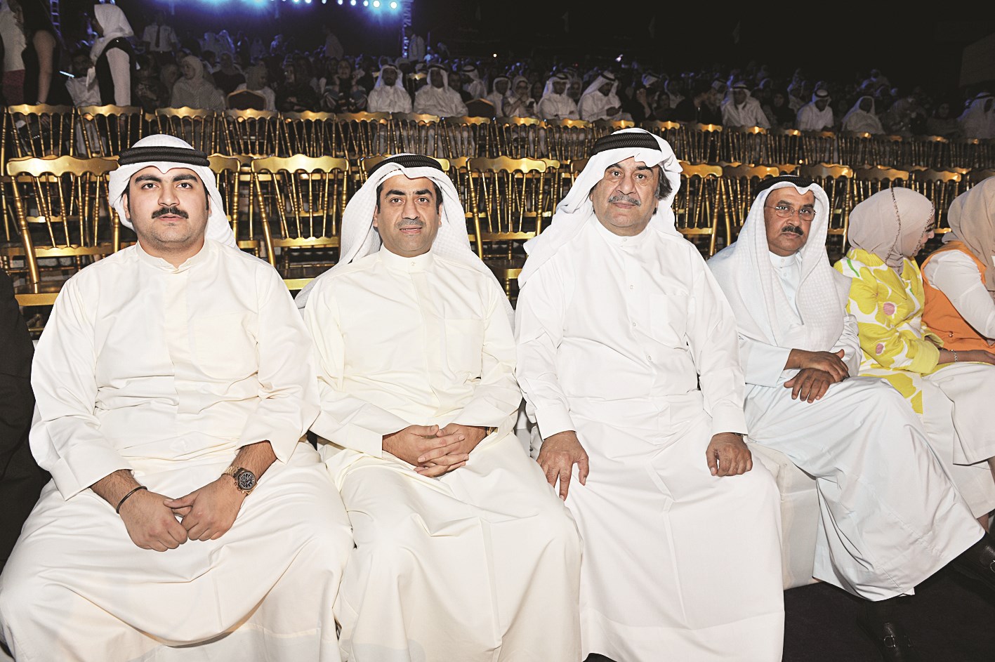 الفنان عبد الحسين عبد الرضا يتابع مع مجموعة من أصدقائه فقرات الحفل