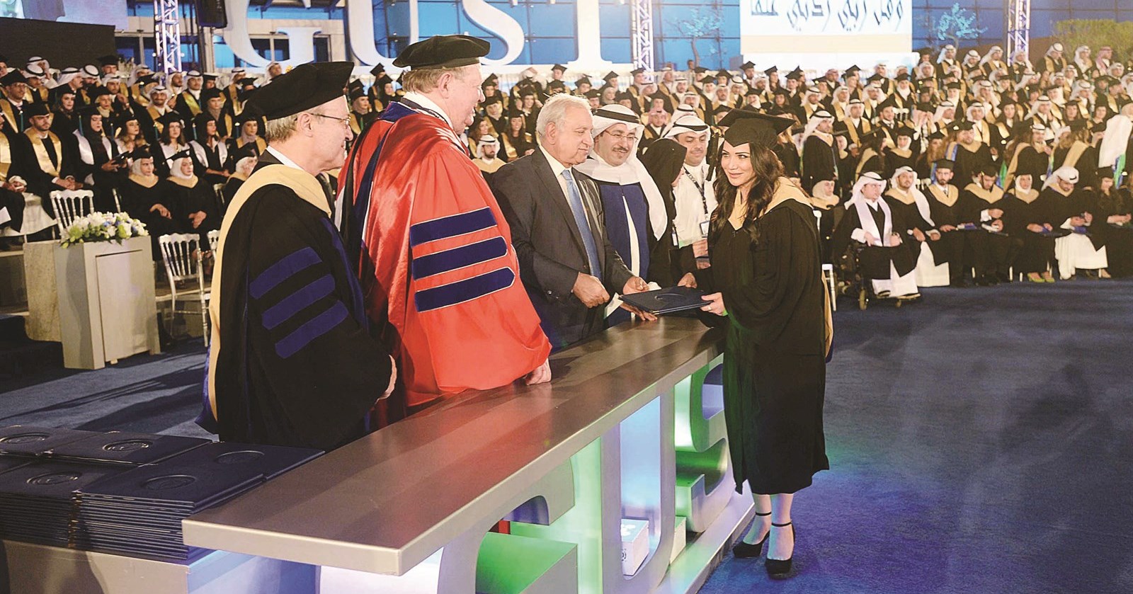 العيسى وبيتس وقيادات الجامعة يكرمون خريجة