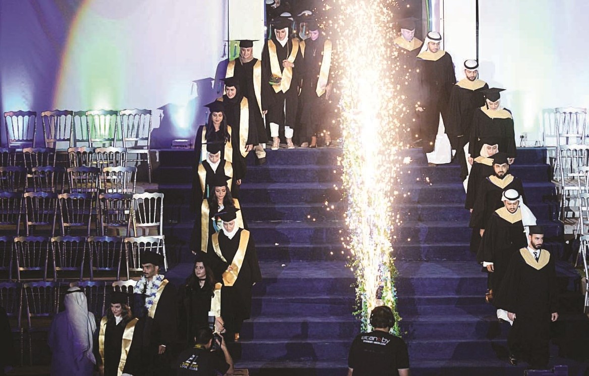 طابور الخريجين والخريجات في انتظار التكريم