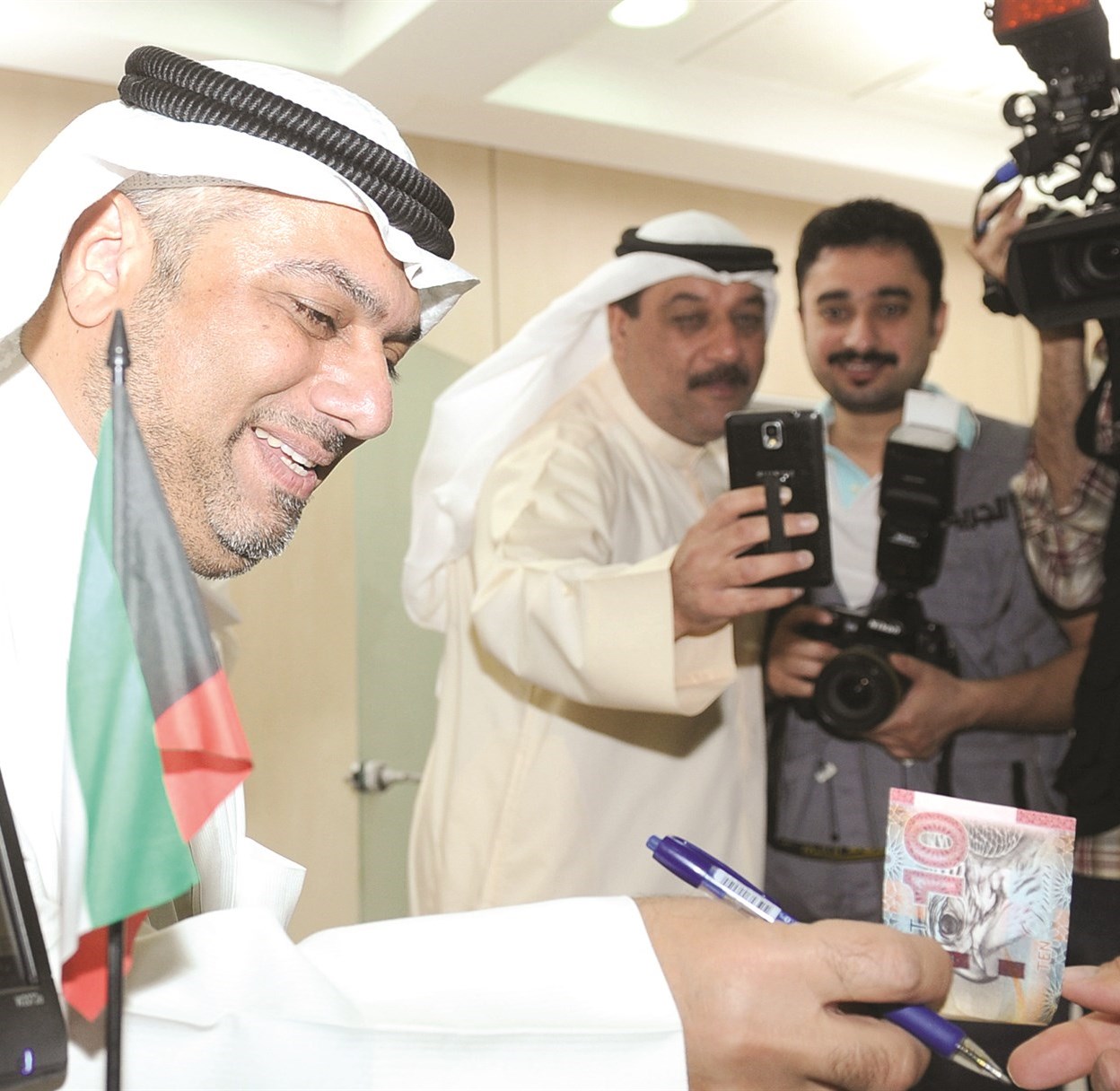 يوسف الزلزلة يدفع مبلغ ال50 دينارا