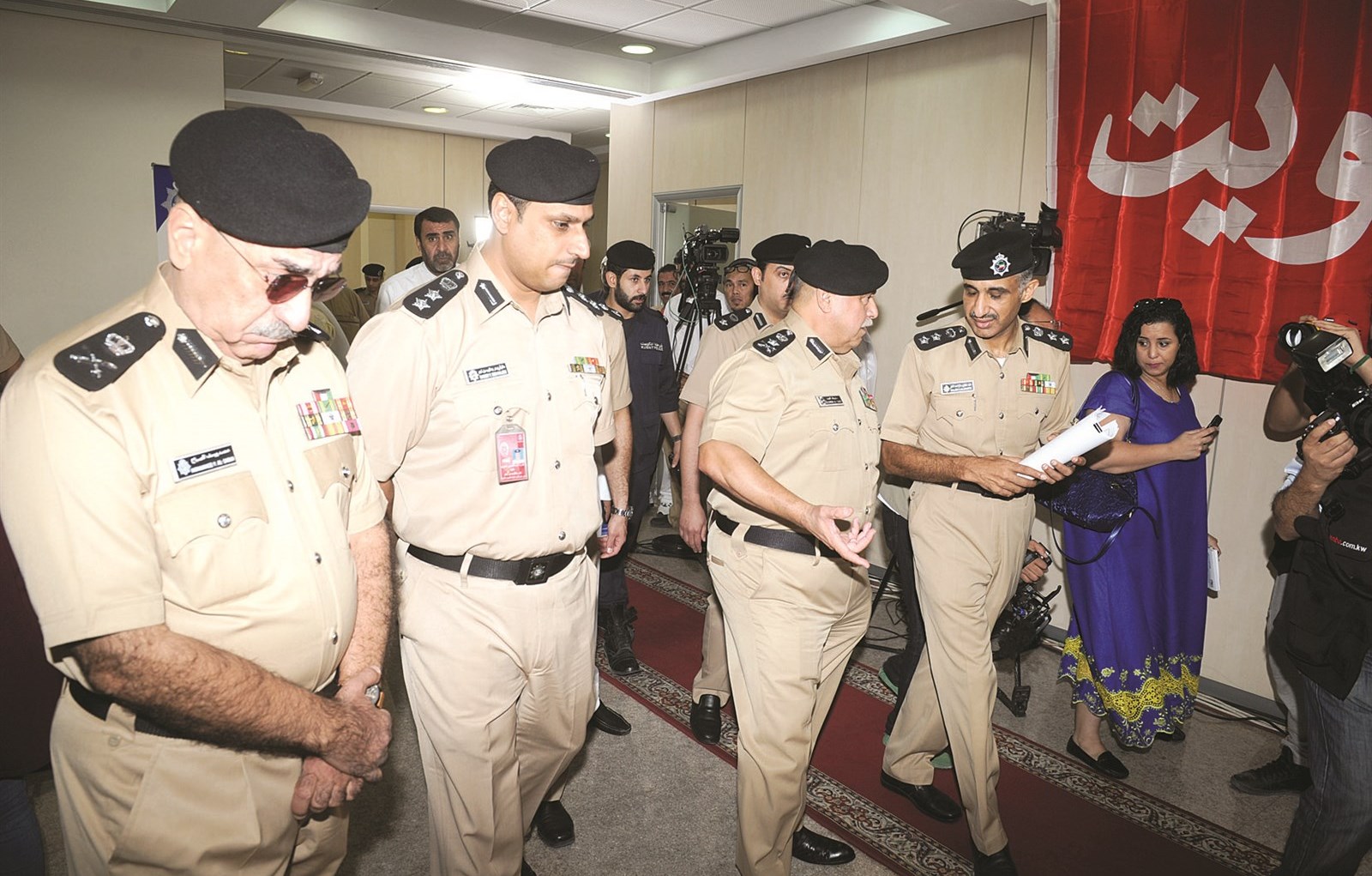 الفريق الفهد خلال جولته على الإدارة