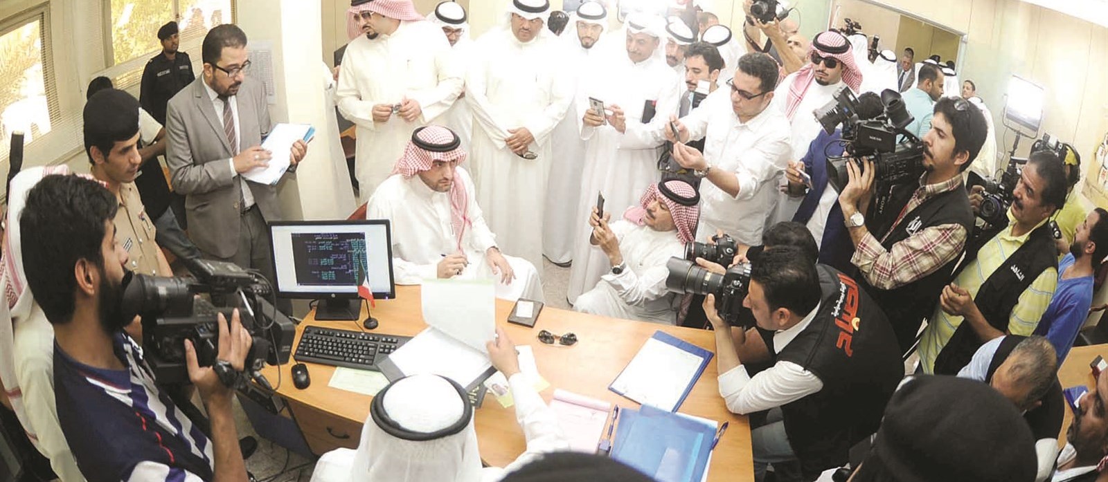 حشد إعلامي يحيط بالشيخ مالك الصباح لدى تسجيل ترشحه