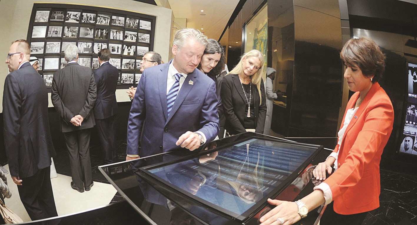 الاطلاع على الوثائق التاريخية