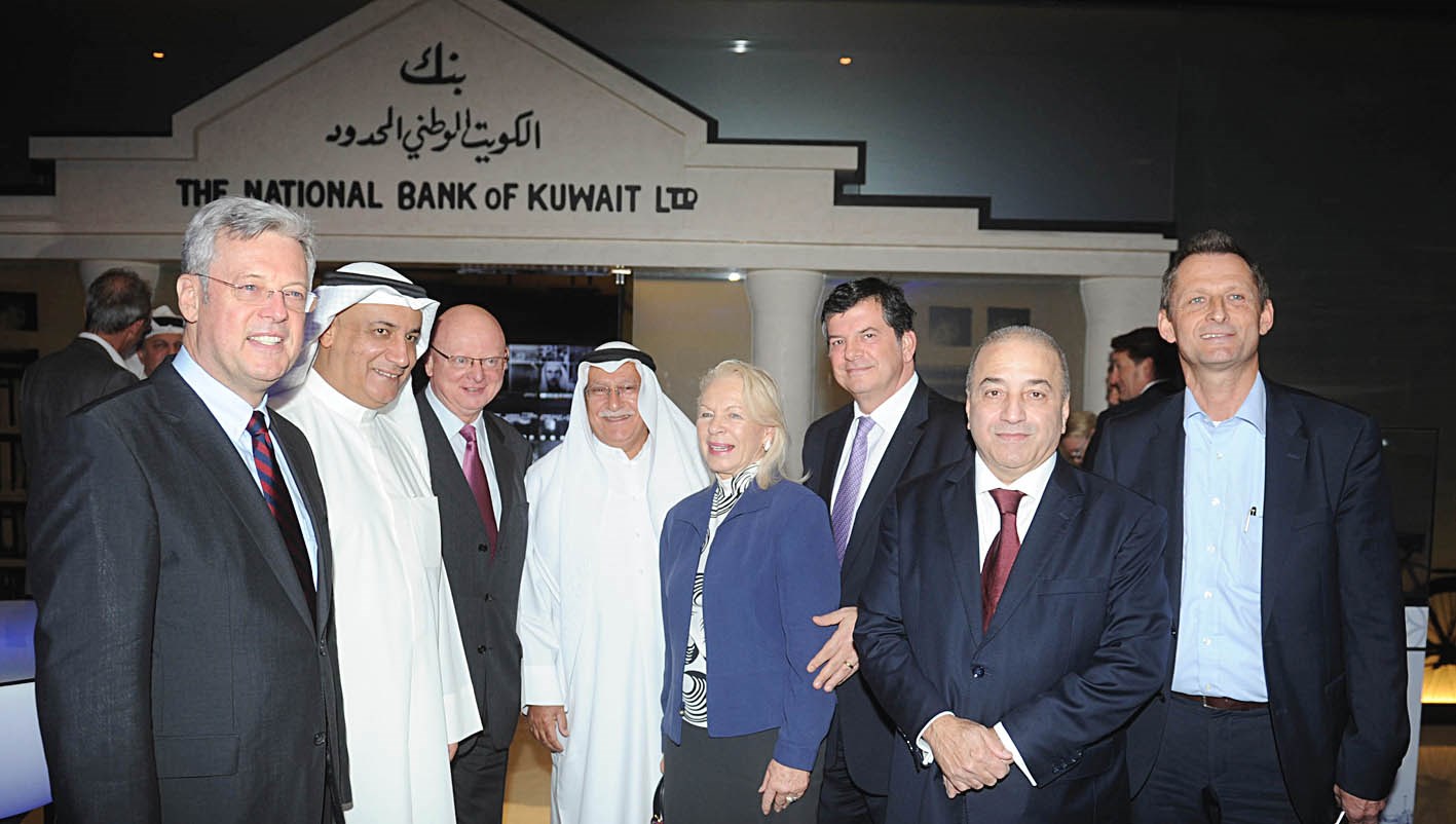 الفليج مع عدد من أعضاء الوفد (تصوير سعود سالم)