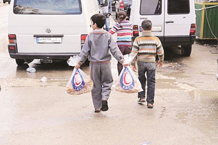 طفلان حصلا على ربطتي خبز