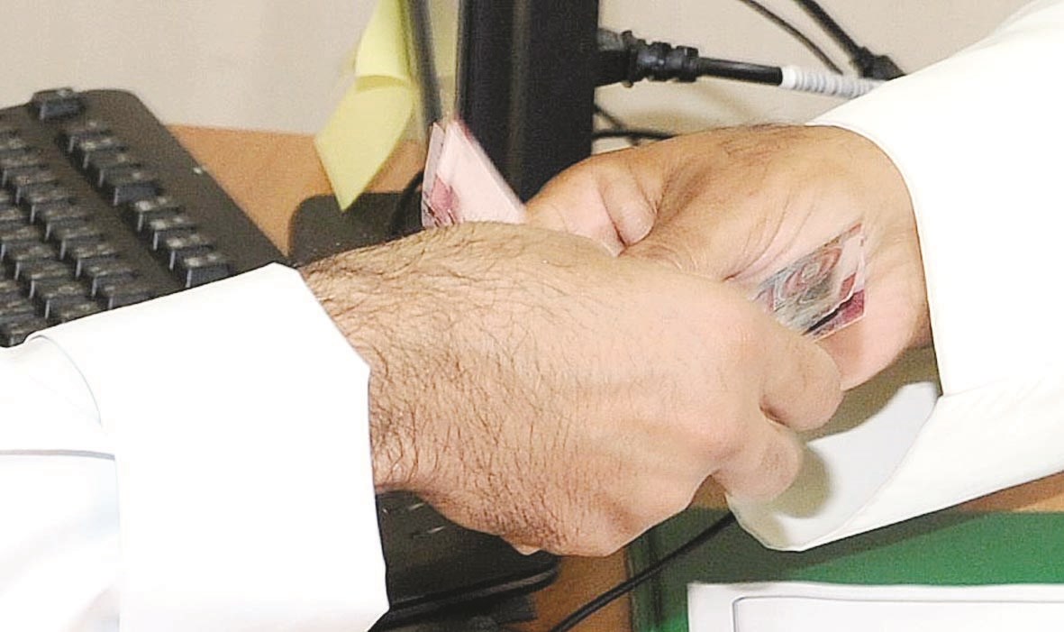 استلام رسوم الترشح للانتخابات (تصوير طارق عز الدين ونور هنداوي)