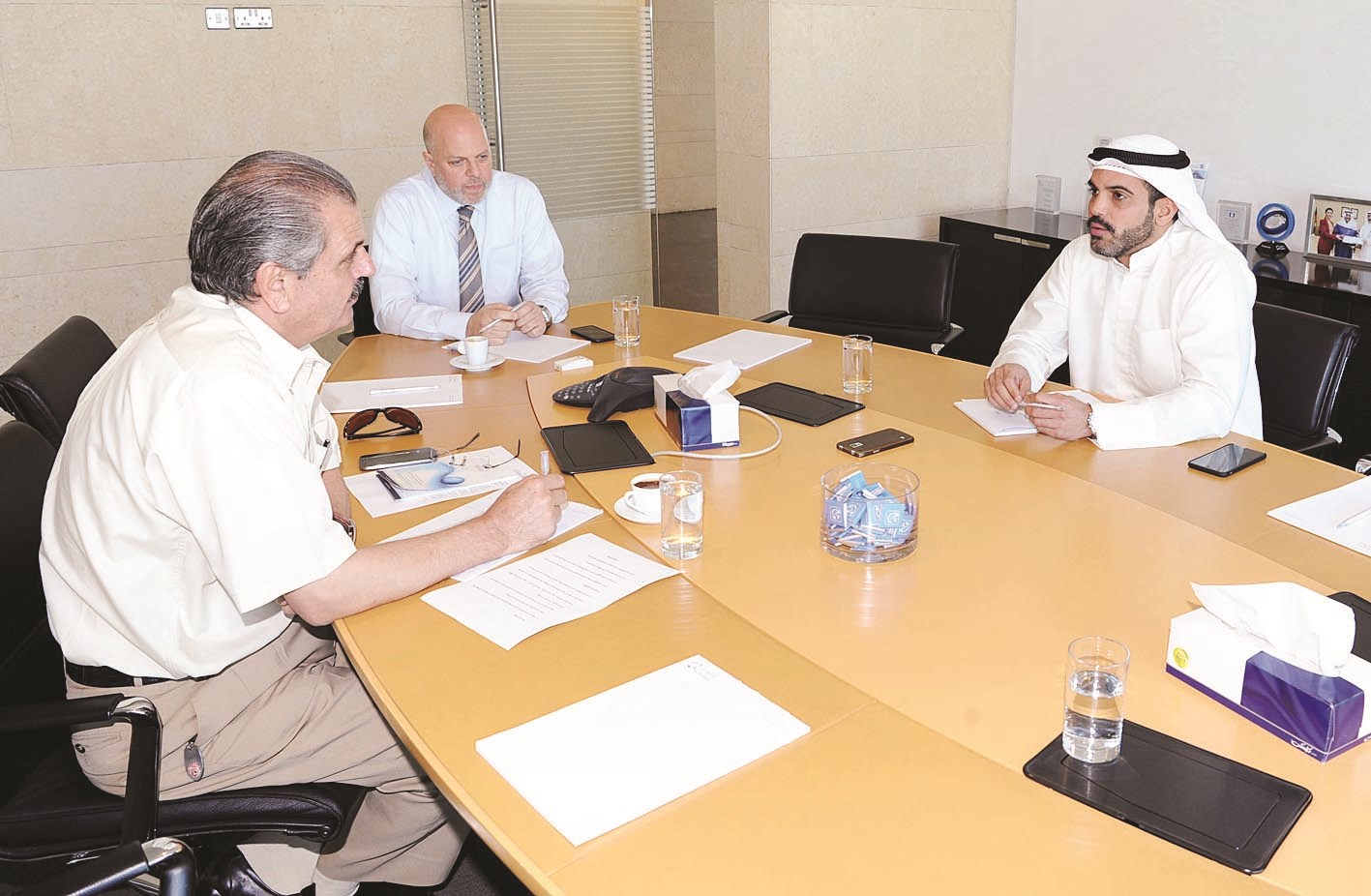 ناصر الخالد متحدّثاً لـ «الراي» ويبدو مصطفى زنتوت (تصوير طارق عزالدين)