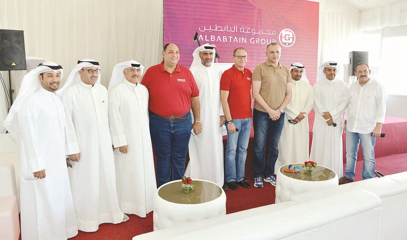 شلبي متوسّطاً المشاركين في الحفل (تصوير نايف العقلة)