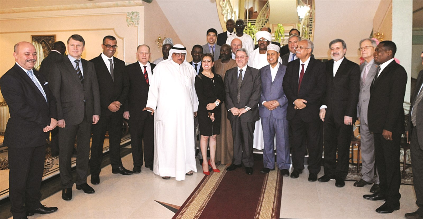 u0628u062du0631 u0627u0644u0639u0644u0648u0645 u064au062au0648u0633u0637 u0632u0645u0644u0627u0621u0647 u0627u0644u0633u0641u0631u0627u0621 u0645u0639 u0627u0644u0625u0639u0644u0627u0645u064au064au0646    (u062au0635u0648u064au0631 u0643u0631u0645 u0630u064au0627u0628)