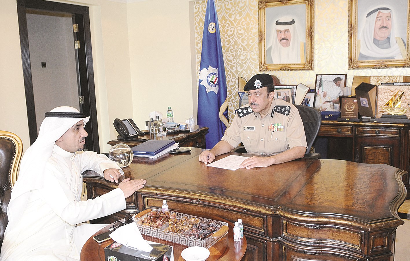 العميد المعيلي متحدثا الى الزميل منصور الشمري