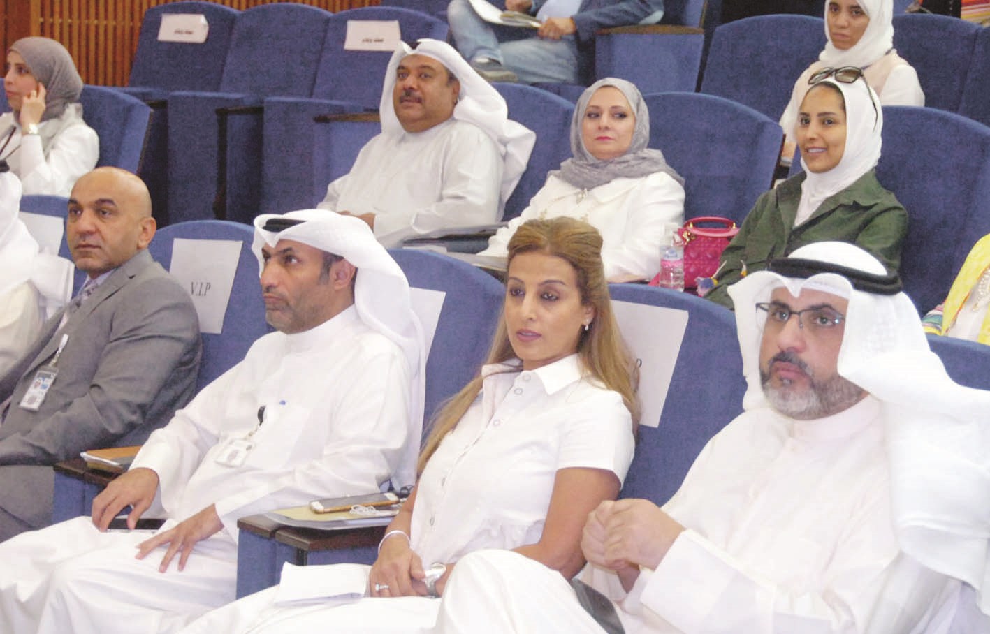 u062cu0627u0646u0628 u0645u0646 u0627u0644u062du0636u0648u0631 (u062au0635u0648u064au0631 u0632u0643u0631u064au0627 u0639u0637u064au0629)