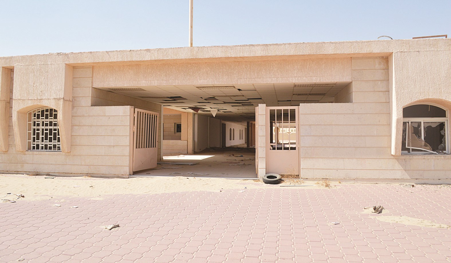 أبواب المدارس «مشرعة» أمام العابثين