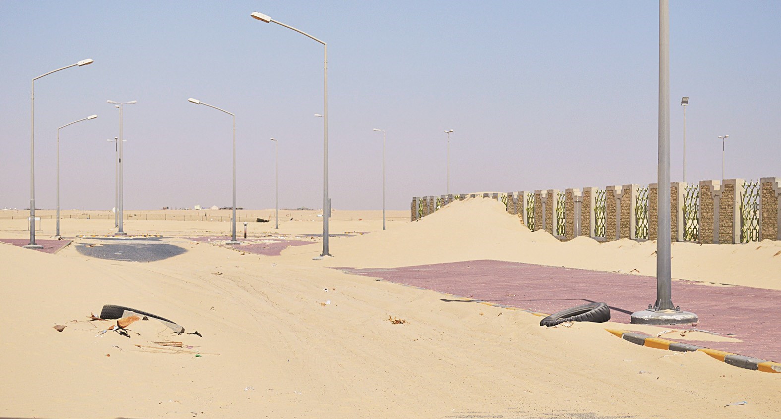 ...ويعانق أسوار المباني الحكومية