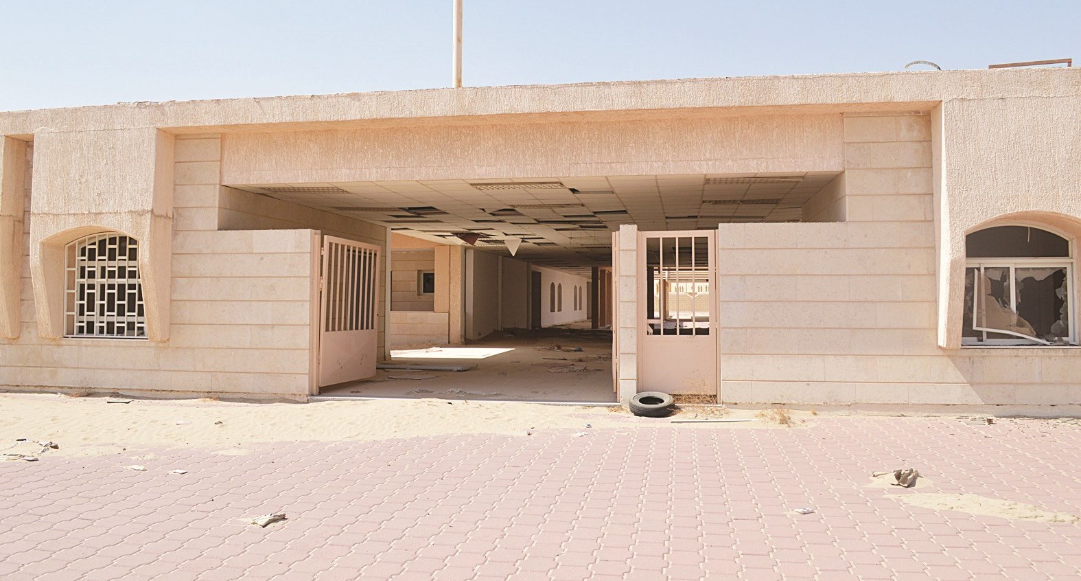 أبواب المدارس «مشرعة» أمام العابثين