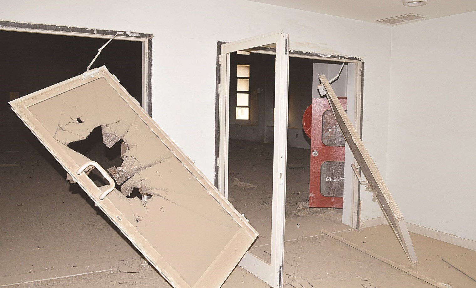 أبواب محطمة