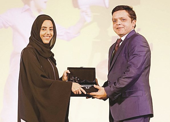 جواهر بنت عبدالله القاسمي تكرّم محمد هنيدي