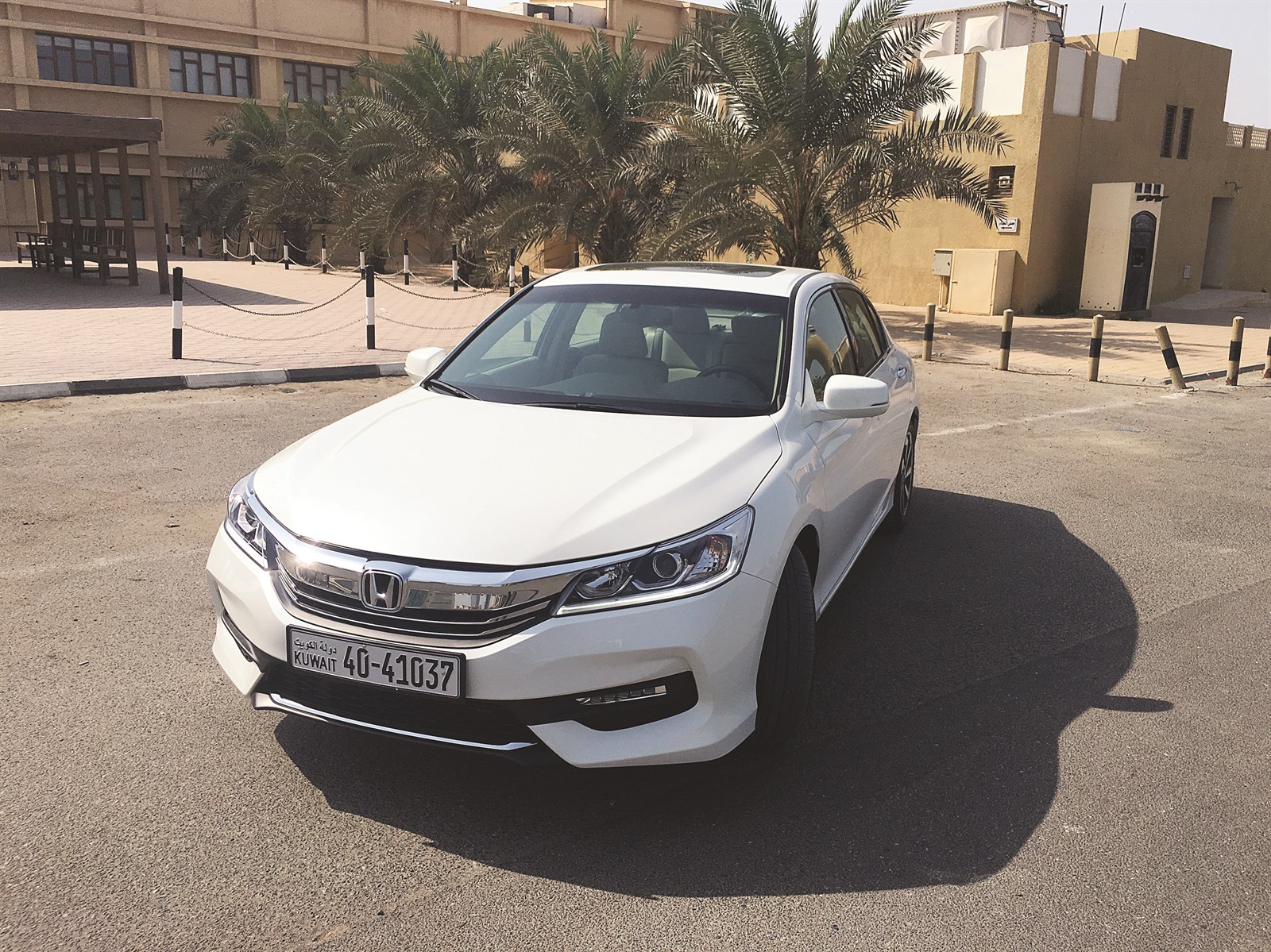 مقدمة متوثّبة لسيارة تجمع بين الأناقة والطابع الرياضي