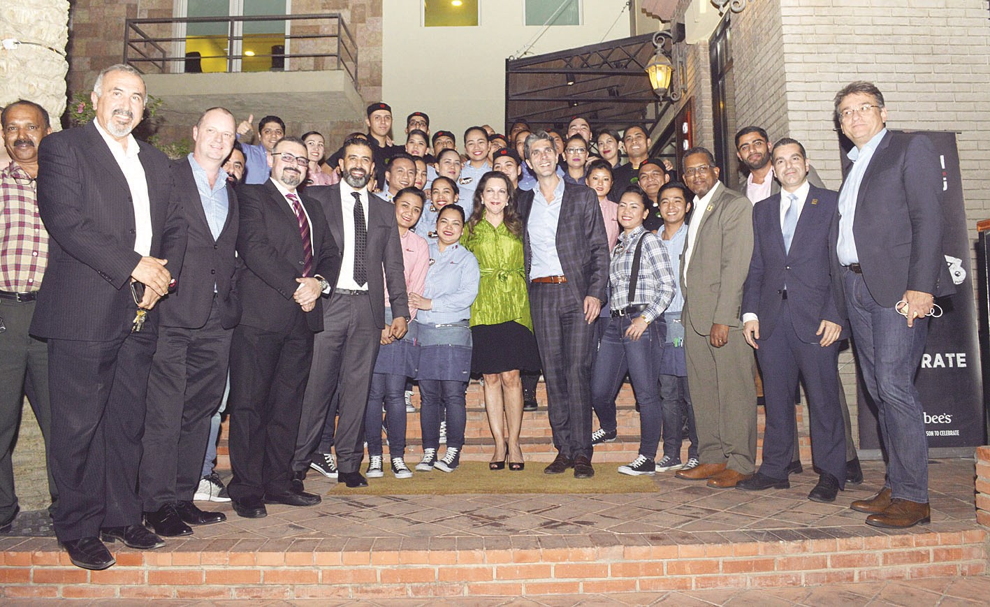 ستيوارت متوسطة مسؤولي وموظفي «Applebee’s»