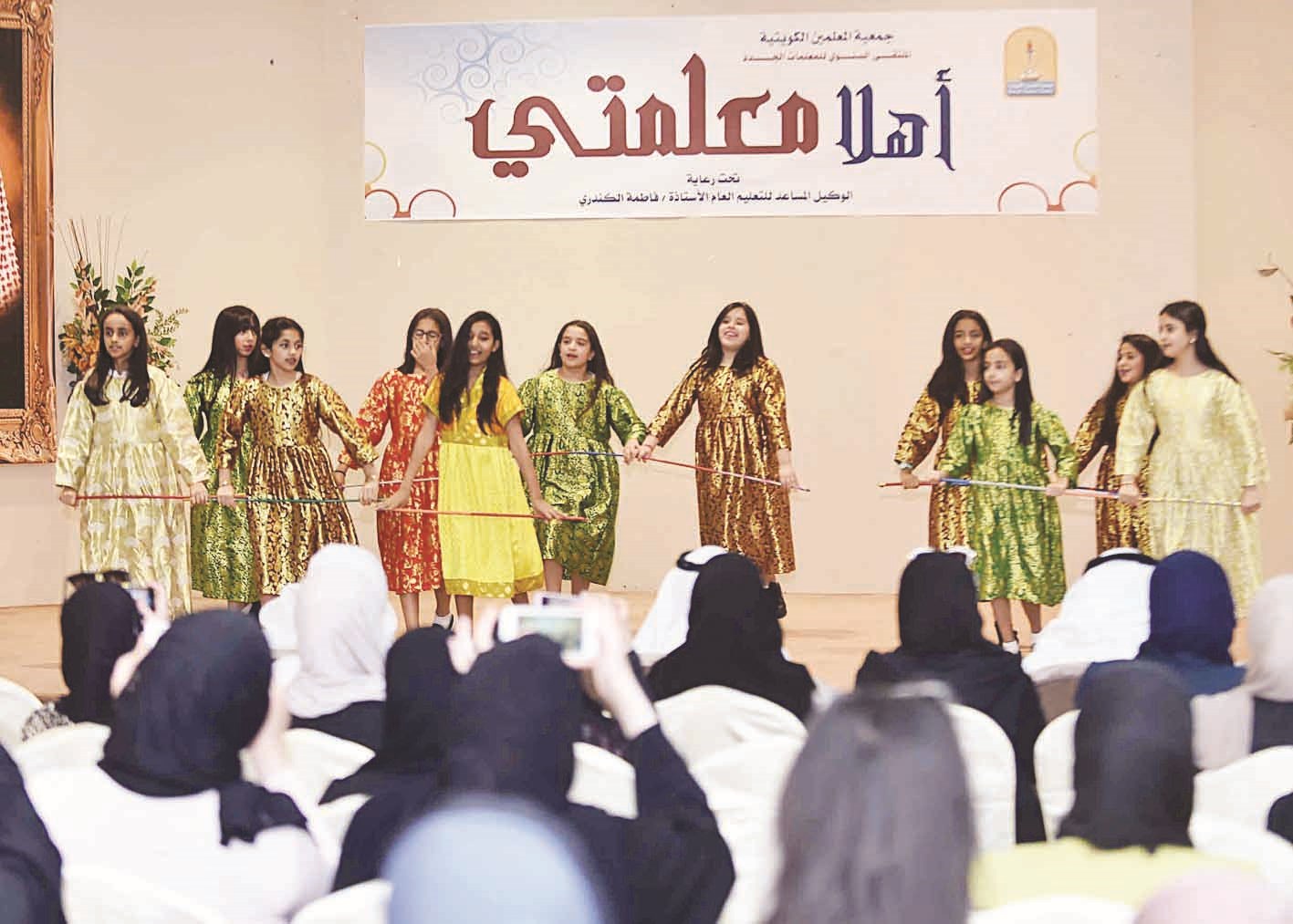 زهرات يقدمن فقرة مسرحية وفاء للمعلمات (تصوير سعد هنداوي)