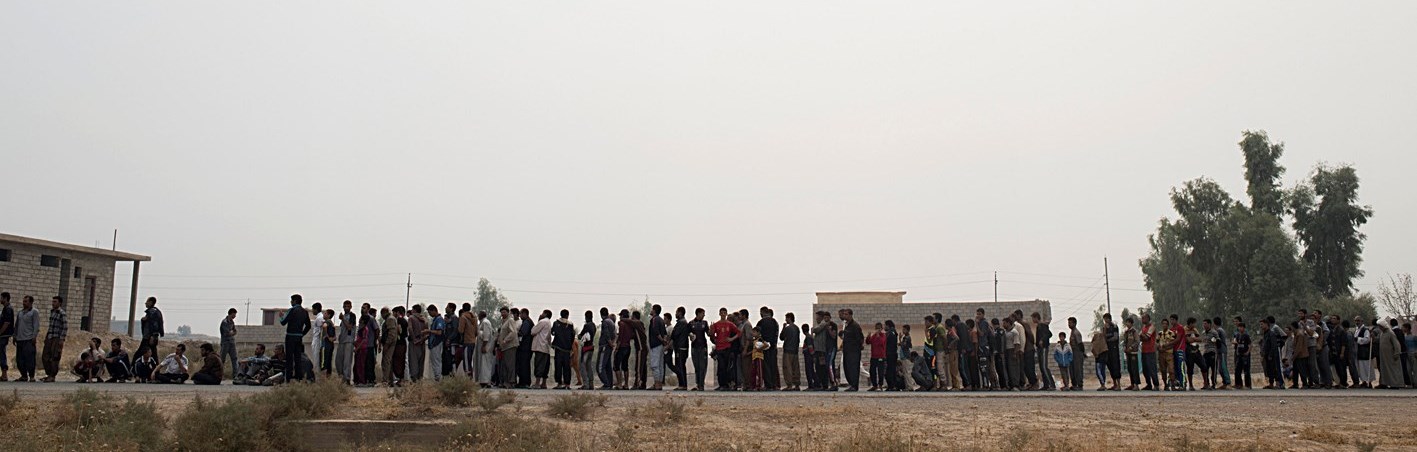 u0645u062fu0646u064au0648u0646 u0647u0631u0628u0648u0627 u0645u0646 u0627u0644u0645u0648u0635u0644 u064au0635u0637u0641u0648u0646 u0644u0644u062du0635u0648u0644 u0639u0644u0649 u0645u0633u0627u0639u062fu0627u062a u063au0630u0627u0626u064au0629 u0641u064a u0642u0631u064au0629 u0625u0628u0631u0627u0647u064au0645 u062eu0644u064au0644 u0641u064a u0627u0644u062du0645u062fu0627u0646u064au0629 (u0631u0648u064au062au0631u0632)