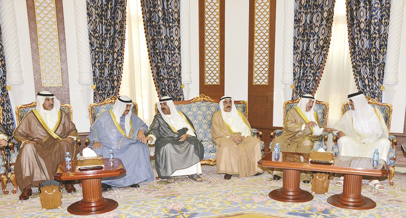 أمير قطر وأعضاء الوفد الكويتي جابر العبدالله وفيصل السعود ومشعل الأحمد وناصر المحمد وصباح الخالد