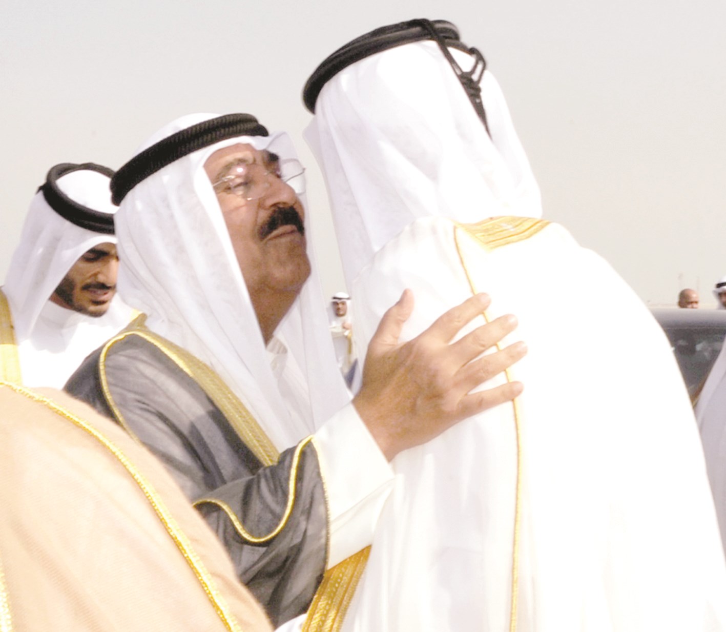 مشعل الأحمد معانقاً تميم بن حمد