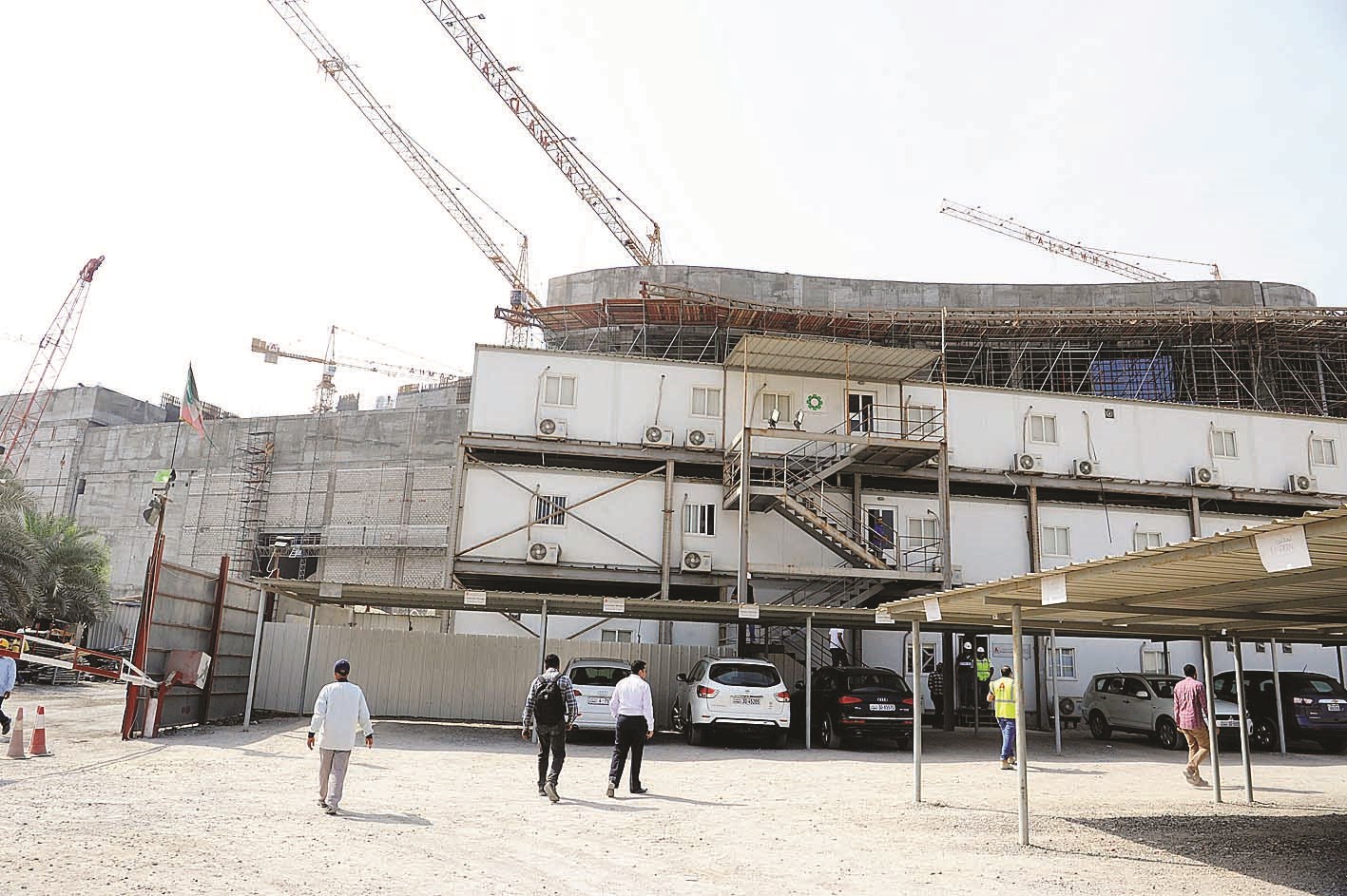 ورشة ضخمة        (تصوير طارق عزالدين)