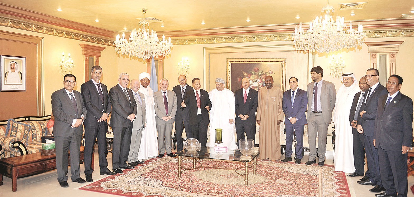 المحتفى به متوسطاً الحضور