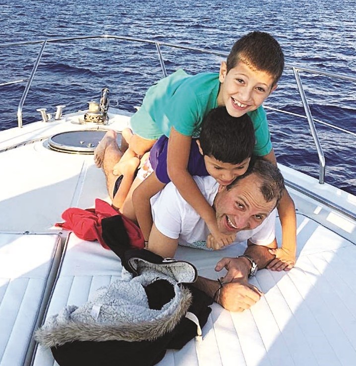 خلال رحلة بحرية مع ولديه
