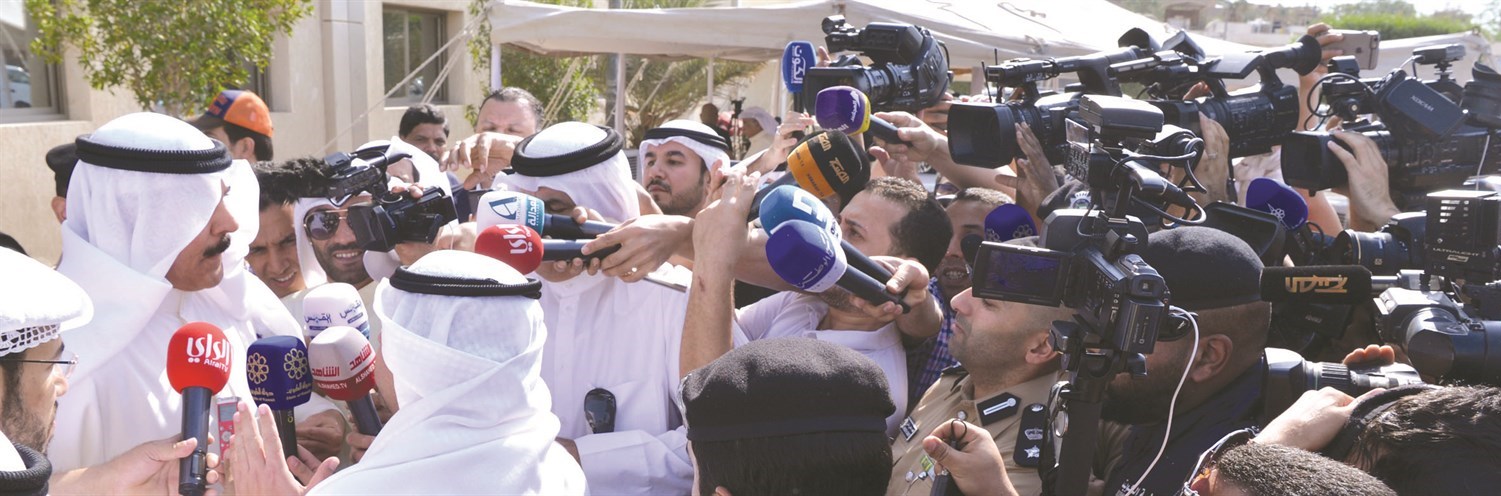 u0648u0632u064au0631 u0627u0644u062fu0627u062eu0644u064au0629 u0627u0644u0634u064au062e u0645u062du0645u062f u0627u0644u062eu0627u0644u062f u0645u062au062du062fu062bu0627u064b u0644u0644u0635u062du0627u0641u064au064au0646 u0623u0645u0627u0645 u0625u062fu0627u0631u0629 u0627u0644u0627u0646u062au062eu0627u0628u0627u062a u0623u0645u0633 ( u062au0635u0648u064au0631: u0646u0627u064au0641 u0627u0644u0639u0642u0644u0629 )