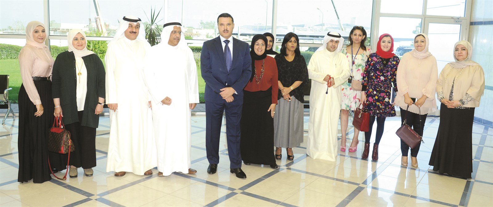 الحربي متوسطاً مسؤولي منطقة العاصمة الصحية والمركز (تصوير سعود سالم)