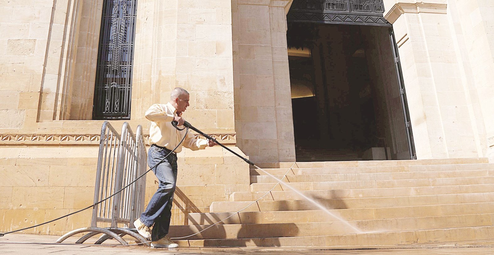 u0639u0627u0645u0644 u0646u0638u0627u0641u0629 u064au0631u0634 u0627u0644u0645u064au0627u0647 u0639u0644u0649 u062fu0631u062c u0645u062fu062eu0644 u0627u0644u0628u0631u0644u0645u0627u0646 u0641u064a u0628u064au0631u0648u062a u0623u0645u0633 (u0631u0648u064au062au0631u0632)