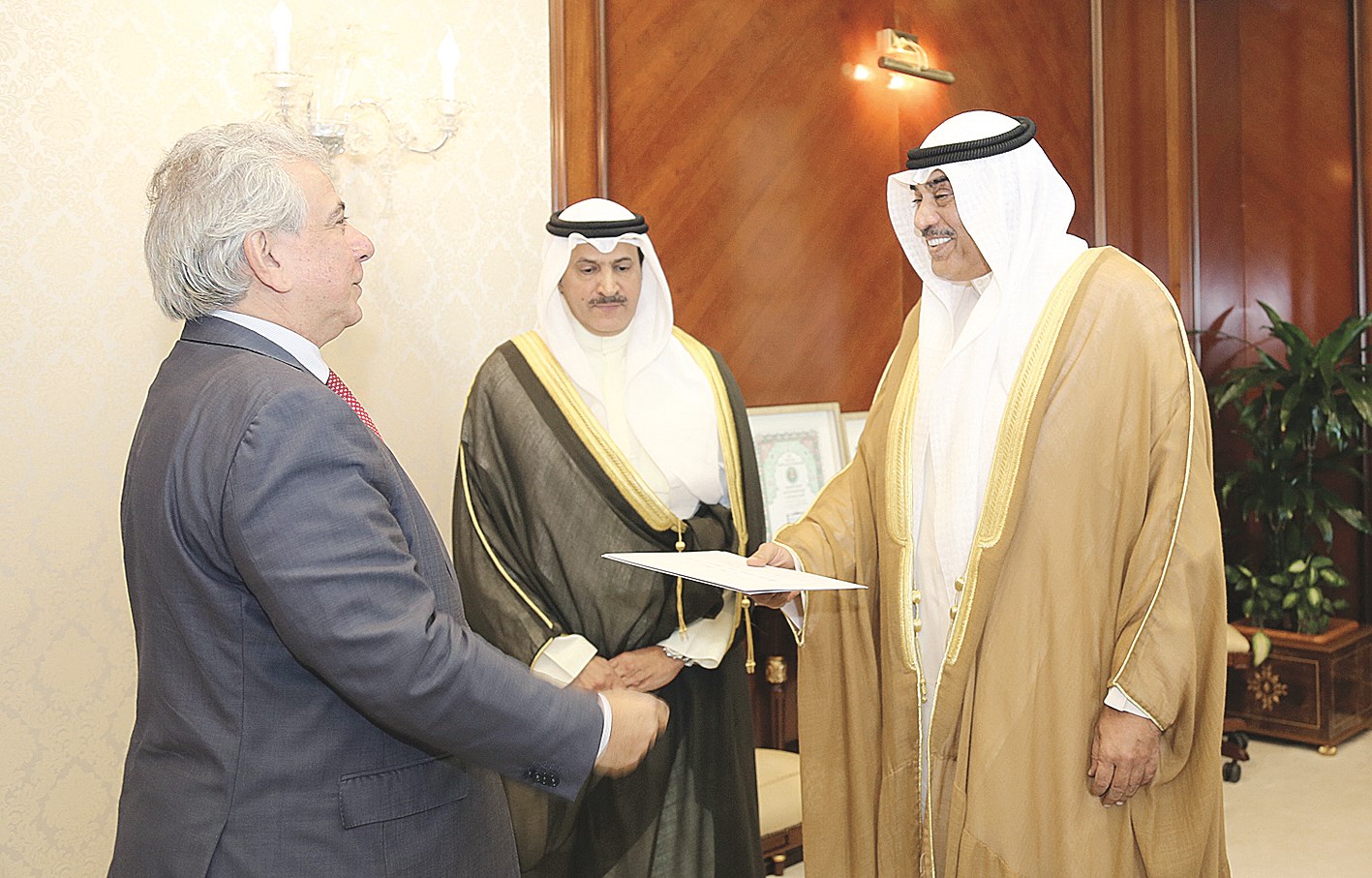 ... ومتسلماً أوراق اعتماد سفير البرازيل